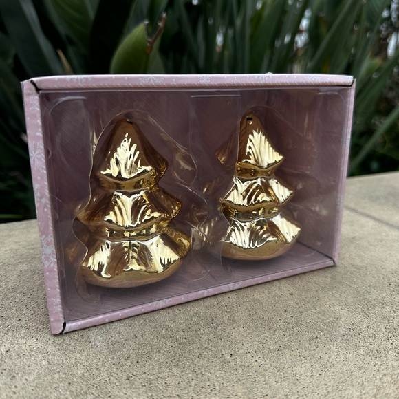 Peppermint & Pine Salt & Pepper Christmas tree shaker gold new in box HTF viral - Picture 4 of 4